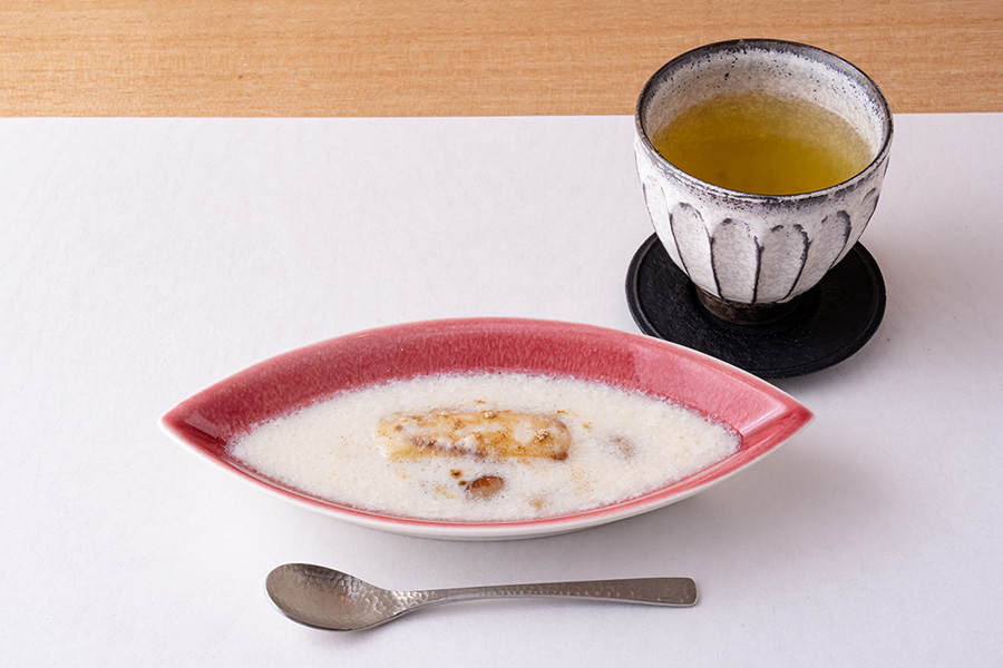 ベトナムの伝統デザート、豆とバナナの温かいチェー